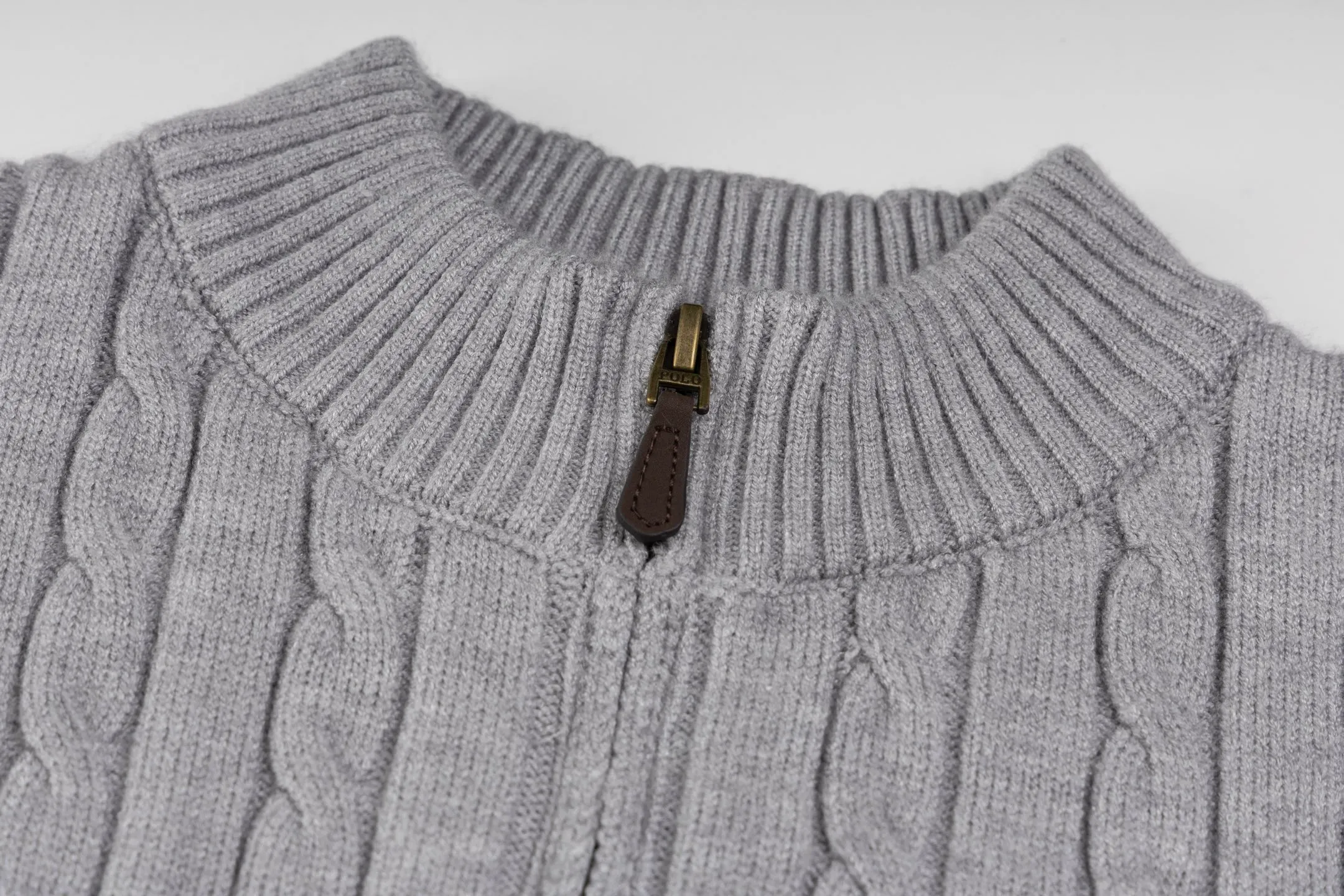 P240 style number B11 Raff half-zip twist embroidered knitted round neck sweater Official website counter consistent sweater High-elasticity imitation rabbit fur core-spun yarn fine knitted fabric Customized original lettering mold half-open zipper Popular Internet celebrity versatile OS version can be worn up to about 180 pounds Imported machine spinning takes a month to match the sweater Three standards are complete Customized accessories Matching version Same style for men and women Colour: Gray Black Size: S M L XL Manual measurement error of about 1-3cm is normal